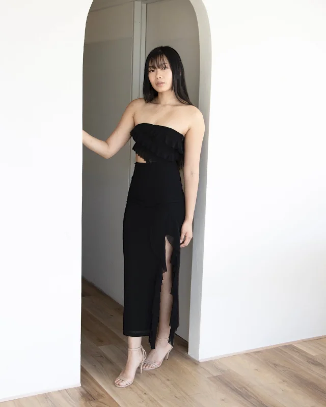 Midi dresses with gathered skirts for a full and flowing silhouette ZESTY MIDI DRESS -BLACK Midi dresses with gathered skirts for a full and flowing silhouette ZESTY MIDI DRESS -BLACK