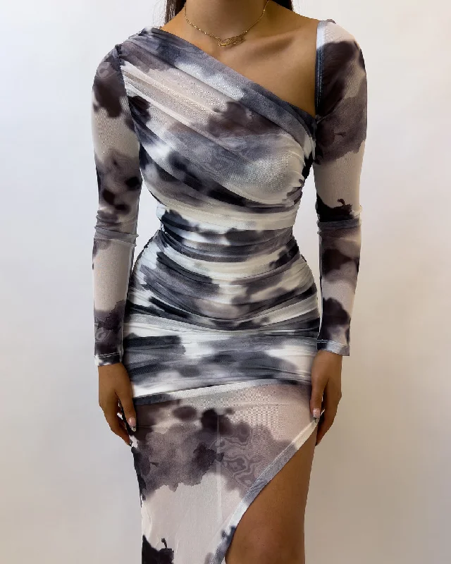 Midi dresses with V - necklines for a flattering and elongating effect CECILA MIDI DRESS -BLACK/WHITE Midi dresses with V - necklines for a flattering and elongating effect CECILA MIDI DRESS -BLACK/WHITE