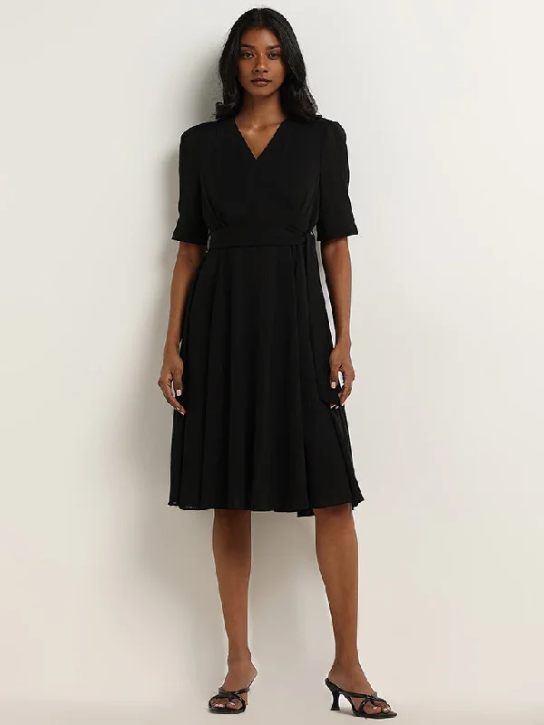 Backless Women Dress for a Sexy and Alluring Look at Evening Events Backless Women Dress for a Sexy and Alluring Look at Evening Events Wardrobe Black A-Line Dress with Belt