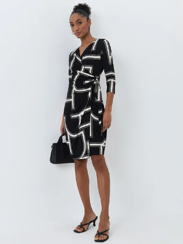 Halter Neck Women Dress to Show Off the Shoulders and Neckline Halter Neck Women Dress to Show Off the Shoulders and Neckline Wardrobe Black Abstract Printed Wrap Dress Halter Neck Women Dress to Show Off the Shoulders and Neckline Halter Neck Women Dress to Show Off the Shoulders and Neckline Wardrobe Black Abstract Printed Wrap Dress