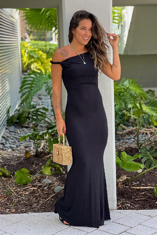 Maxi dresses with bow accents at the waist for a sweet appearanceBlack Maxi Dress With Twisted Straps Maxi dresses with bow accents at the waist for a sweet appearanceBlack Maxi Dress With Twisted Straps