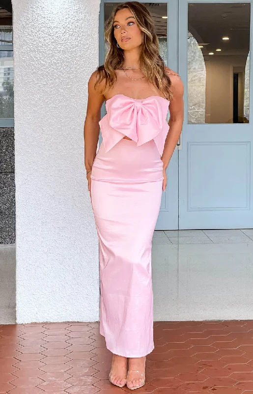 Maxi dresses with a gathered skirt for a voluminous and dramatic effectViar Pink Bow Maxi Dress Maxi dresses with a gathered skirt for a voluminous and dramatic effectViar Pink Bow Maxi Dress