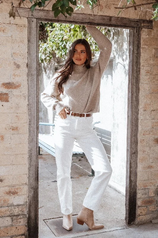 Women's pants for theme park visits Mom jeans for a nostalgic and casual look Arabella Jeans - White Women's pants for theme park visits Mom jeans for a nostalgic and casual look Arabella Jeans - White